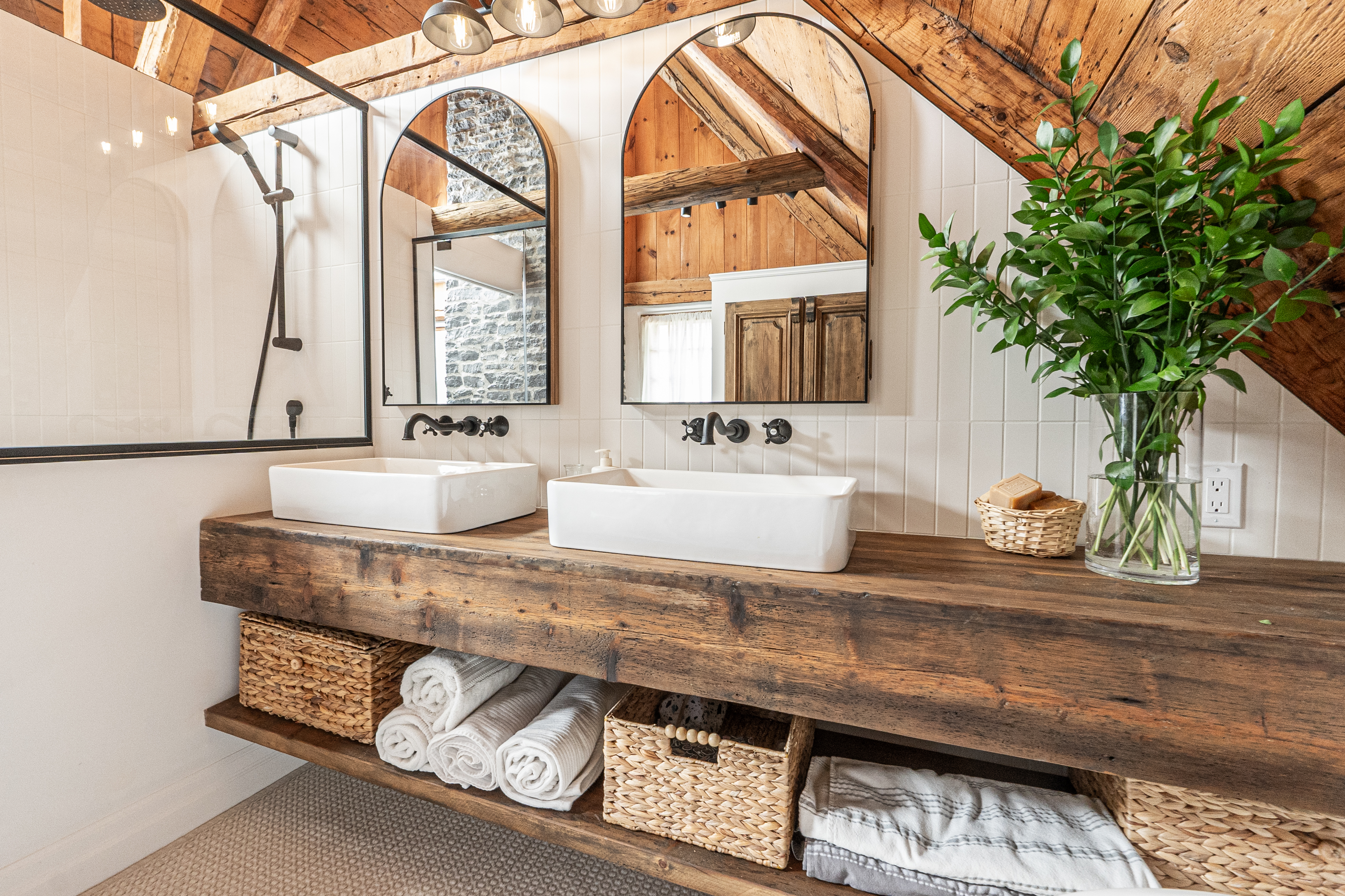 Vanité en bois antique l'Acadie