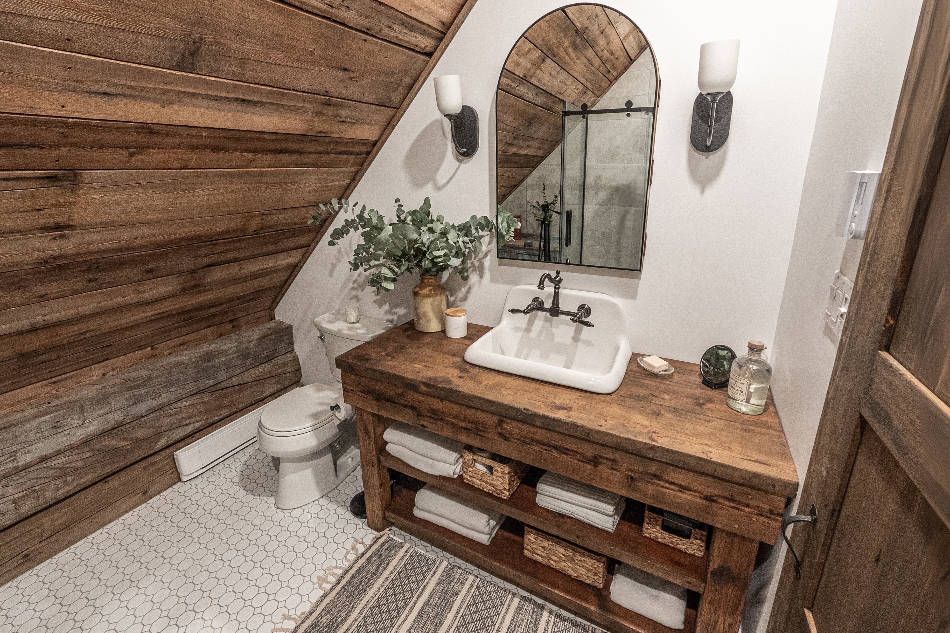 Chambres d'amis et salle de bain restaurées à l'ancienne